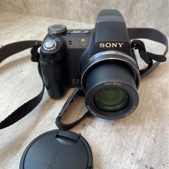 Sony Cyber-shot DSC-H5 Digital Camera - 12x Optical Zoom - 7.2 Megapixel - Picture 4 of 6